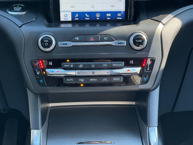 Ford Explorer Vehicle Full-screen Gallery Image 16