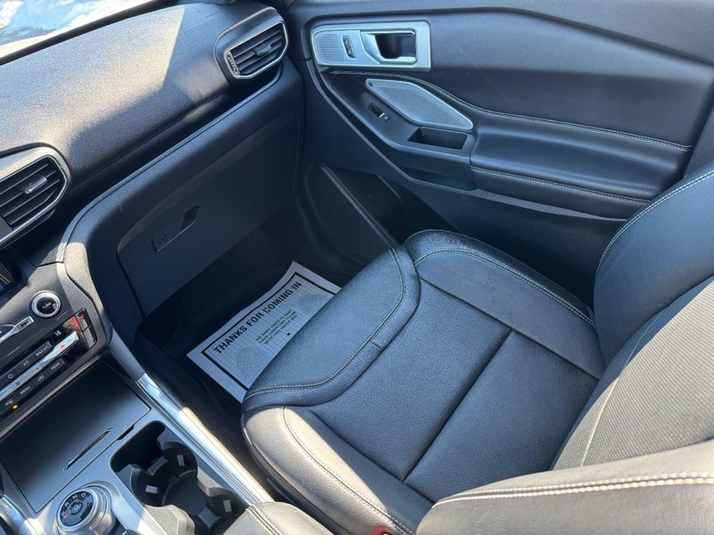 Ford Explorer Vehicle Full-screen Gallery Image 18