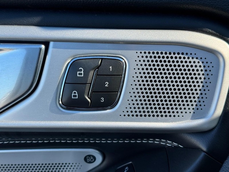 Ford Explorer Vehicle Full-screen Gallery Image 19