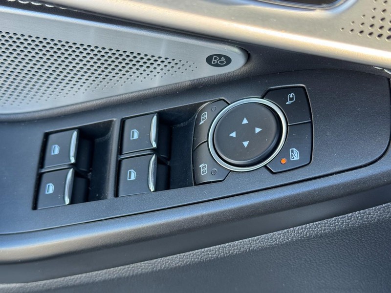 Ford Explorer Vehicle Full-screen Gallery Image 21