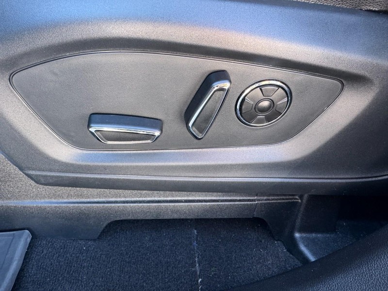 Ford Explorer Vehicle Full-screen Gallery Image 24