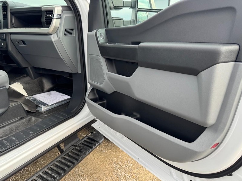 Ford Super Duty F-450 DRW Vehicle Image 06