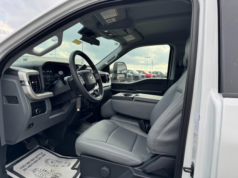 Ford Super Duty F-450 DRW Vehicle Image 07