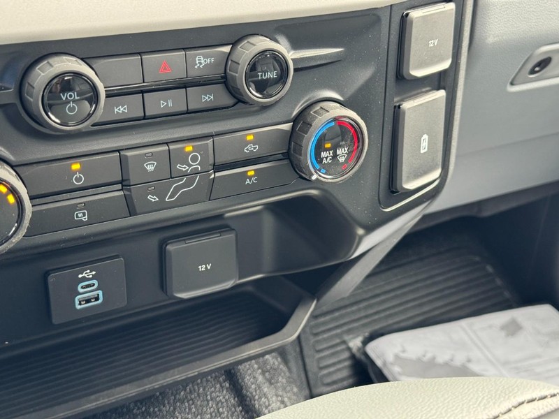 Ford Super Duty F-450 DRW Vehicle Image 15