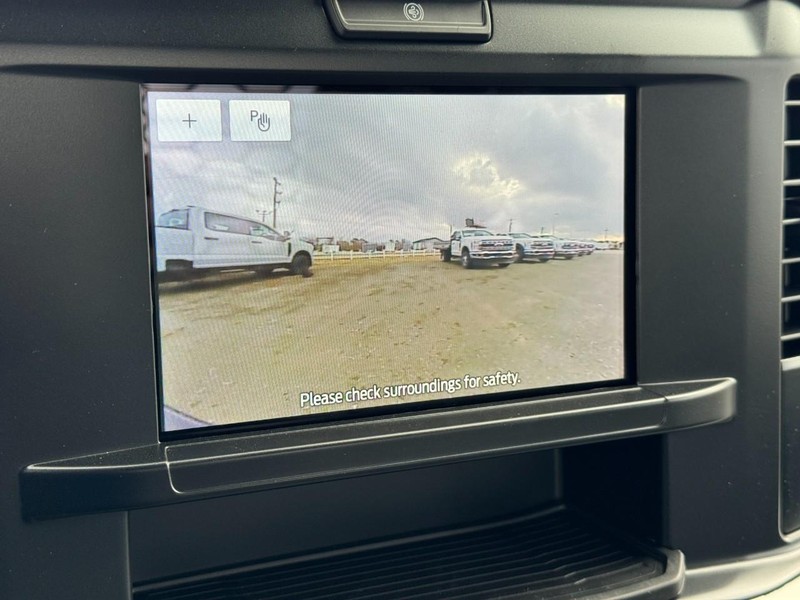 Ford Super Duty F-450 DRW Vehicle Image 16