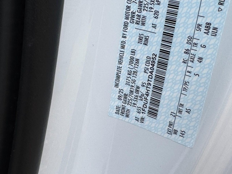 Ford Super Duty F-450 DRW Vehicle Image 17