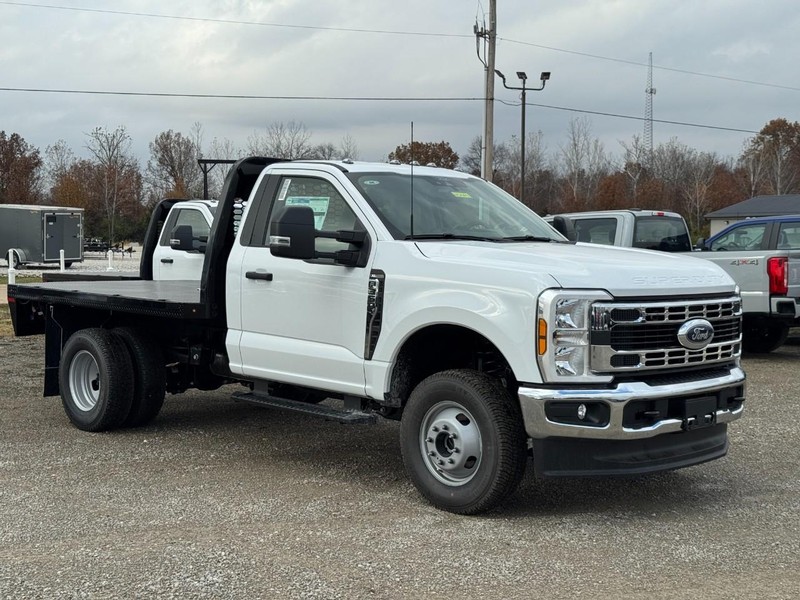 Ford Super Duty F-350 DRW Vehicle Image 02