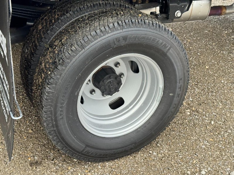 Ford Super Duty F-350 DRW Vehicle Image 04