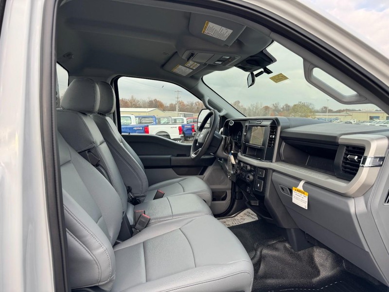 Ford Super Duty F-350 DRW Vehicle Image 05