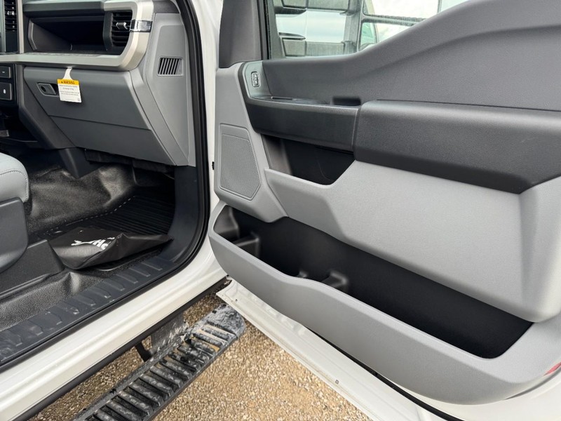 Ford Super Duty F-350 DRW Vehicle Image 06