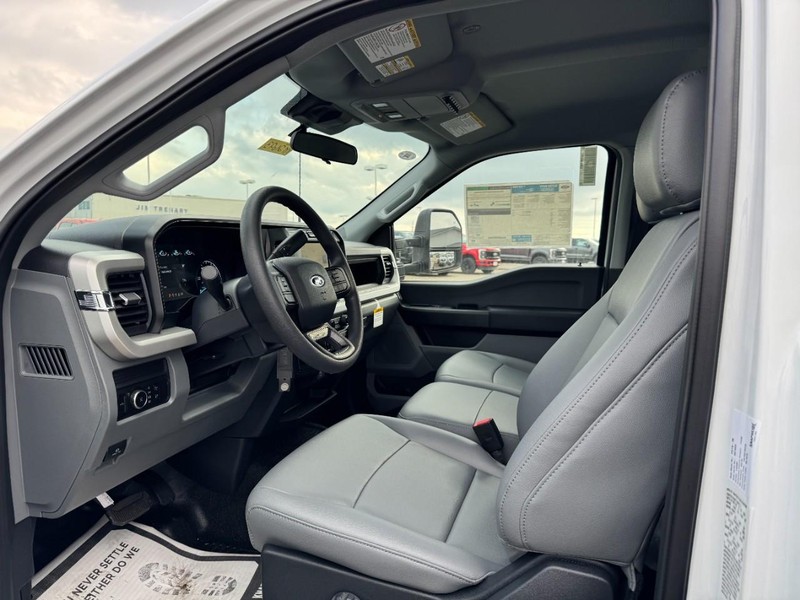 Ford Super Duty F-350 DRW Vehicle Image 07