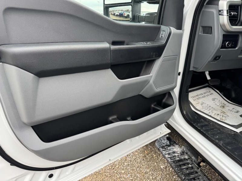 Ford Super Duty F-350 DRW Vehicle Image 08