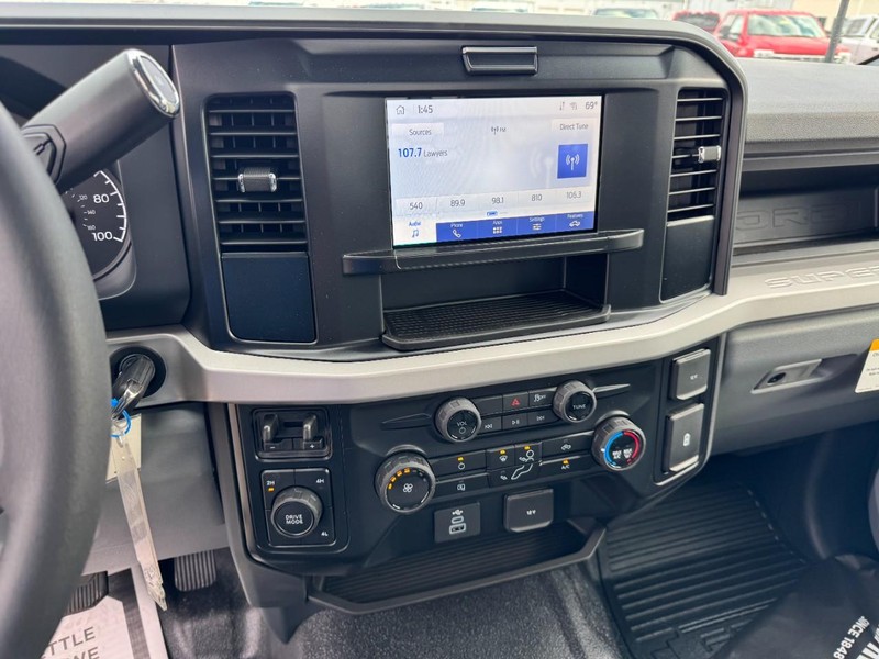 Ford Super Duty F-350 DRW Vehicle Image 11