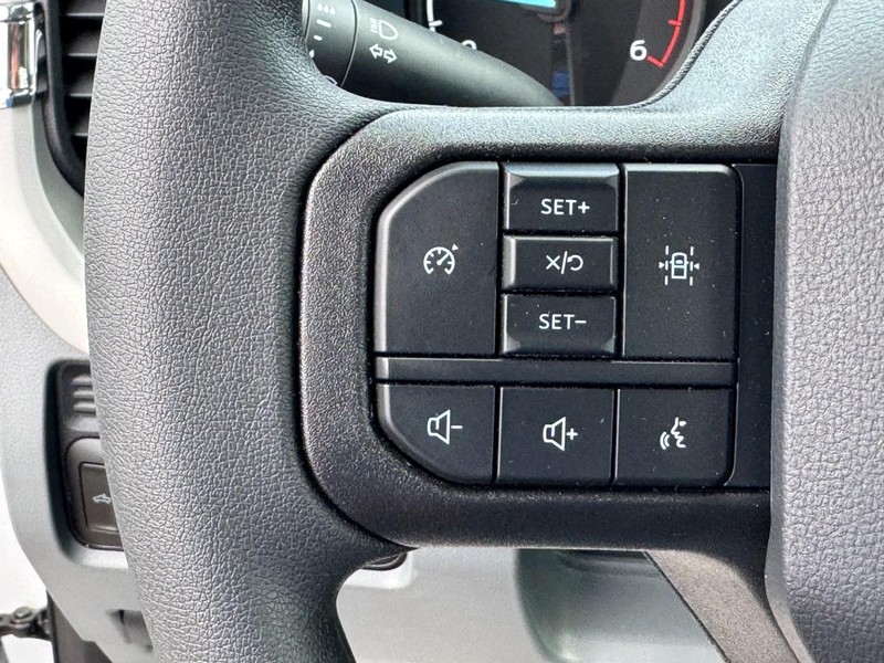 Ford Super Duty F-350 DRW Vehicle Image 12