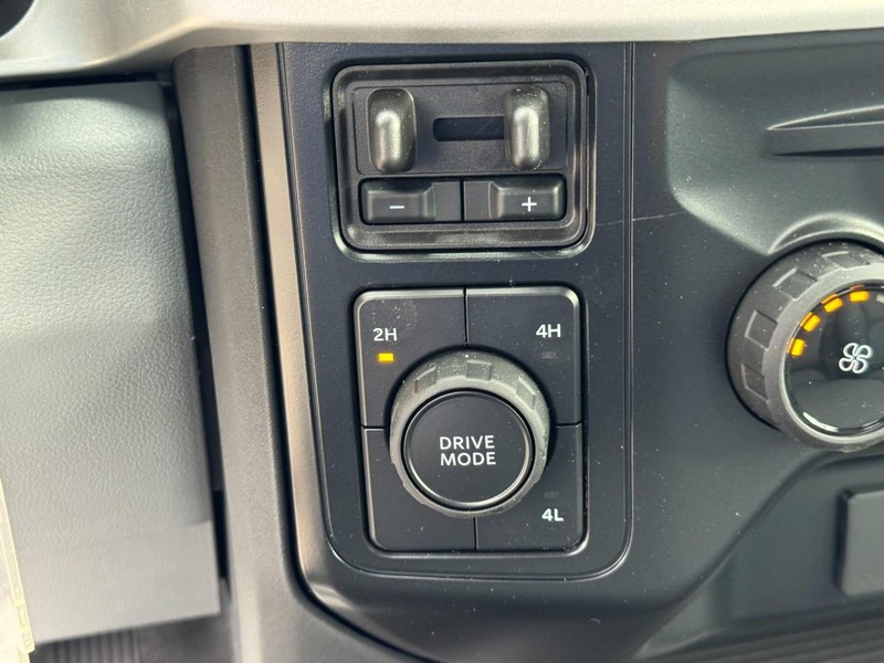 Ford Super Duty F-350 DRW Vehicle Image 14