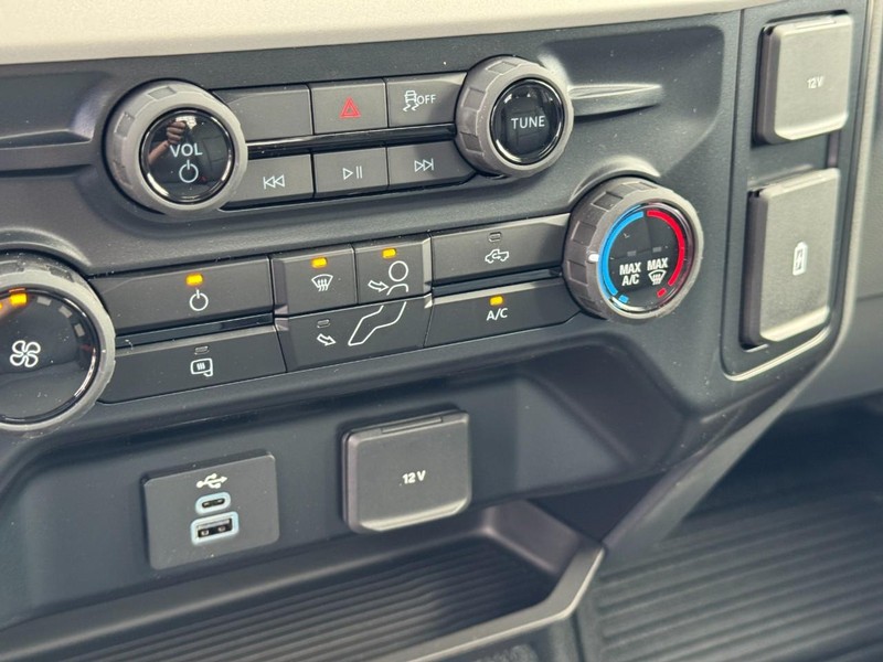 Ford Super Duty F-350 DRW Vehicle Image 15