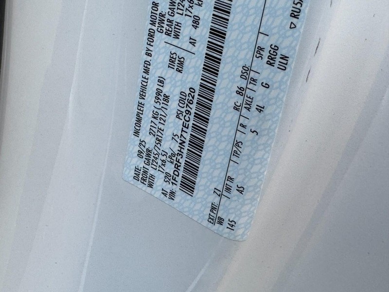 Ford Super Duty F-350 DRW Vehicle Image 17