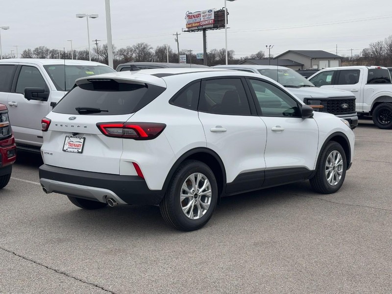 Ford Escape Vehicle Full-screen Gallery Image 3