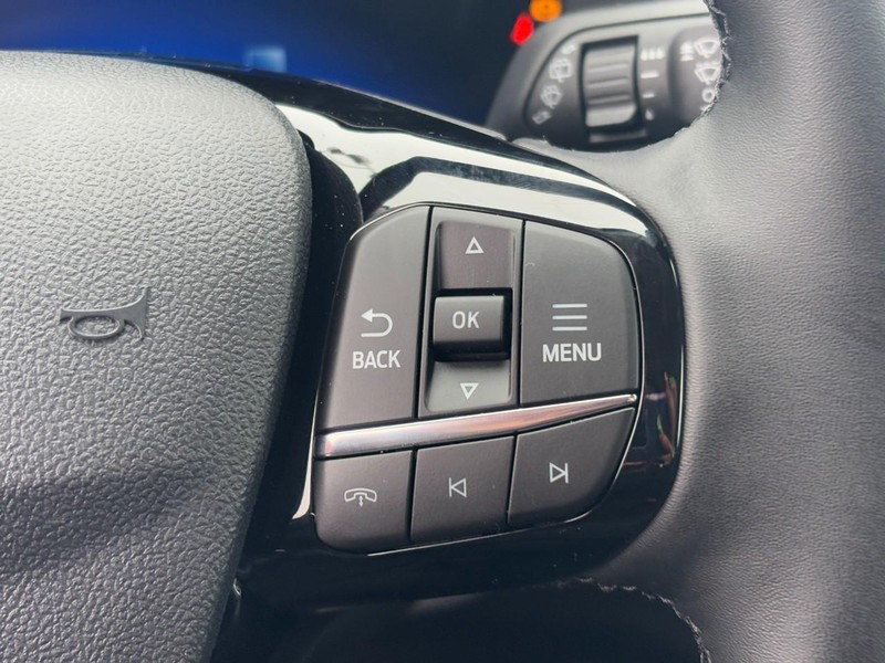 Ford Escape Vehicle Full-screen Gallery Image 12