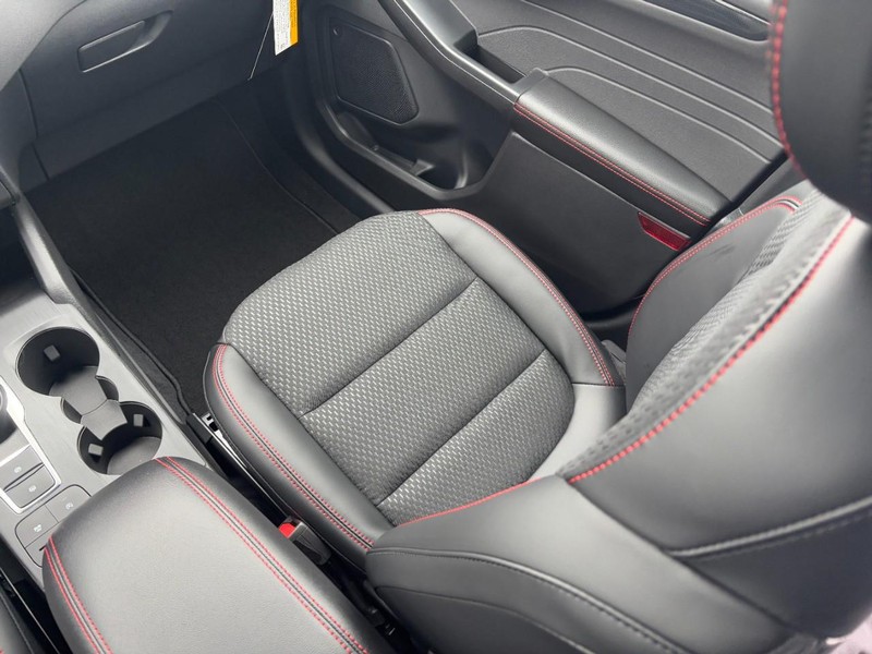 Ford Escape Vehicle Full-screen Gallery Image 9