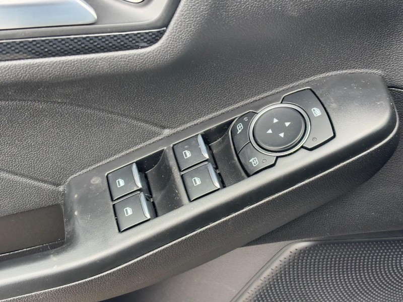 Ford Escape Vehicle Full-screen Gallery Image 17