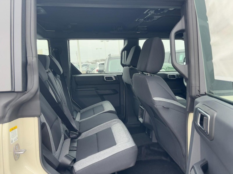 Ford Bronco Vehicle Full-screen Gallery Image 5