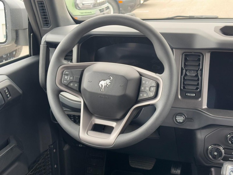 Ford Bronco Vehicle Full-screen Gallery Image 7