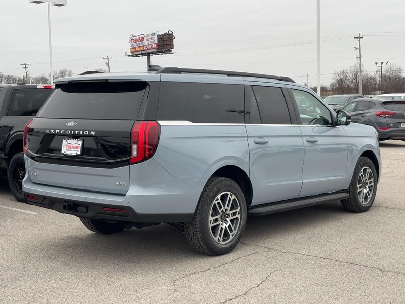 Ford Expedition Max Vehicle Full-screen Gallery Image 3