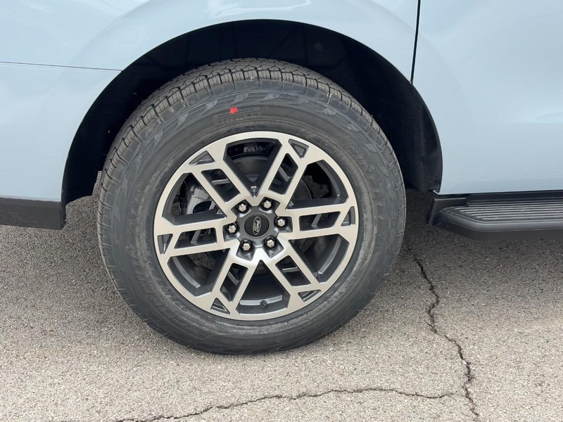 Ford Expedition Max Vehicle Full-screen Gallery Image 4