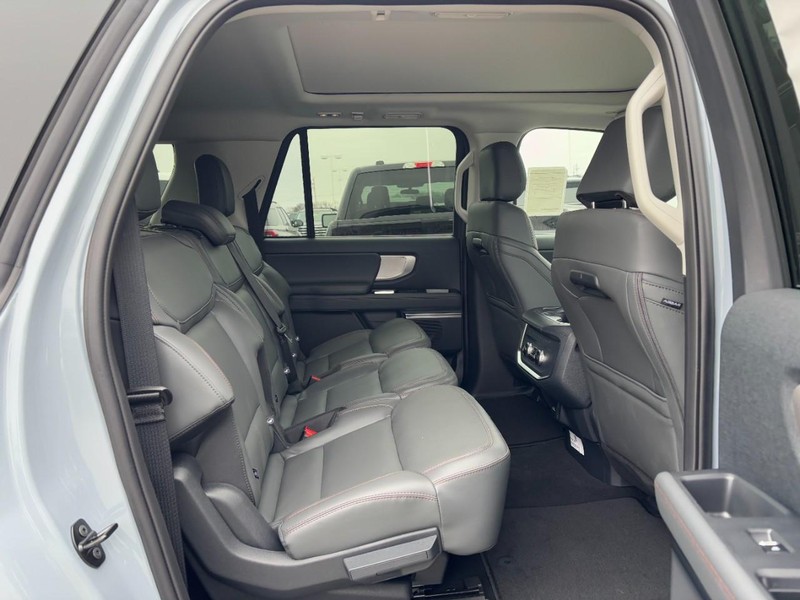 Ford Expedition Max Vehicle Full-screen Gallery Image 5