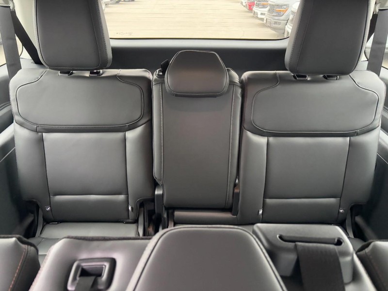 Ford Expedition Max Vehicle Full-screen Gallery Image 6