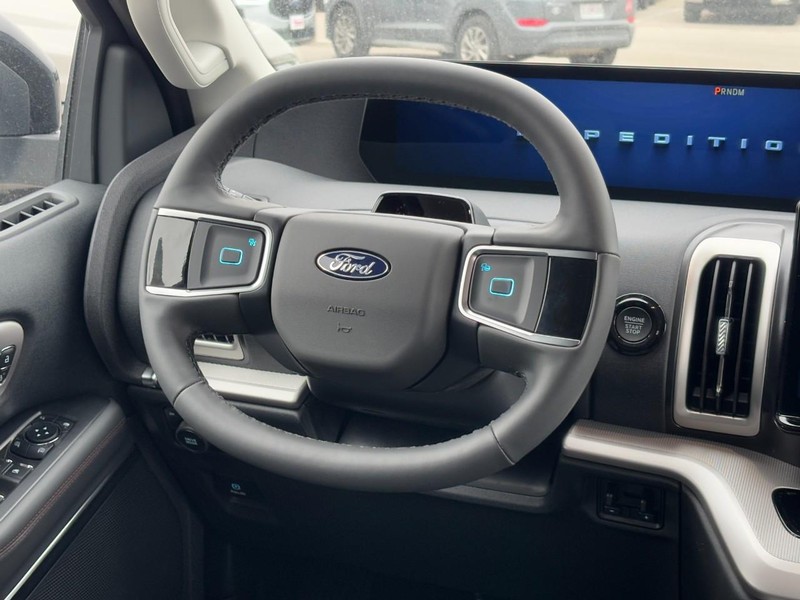 Ford Expedition Max Vehicle Full-screen Gallery Image 8