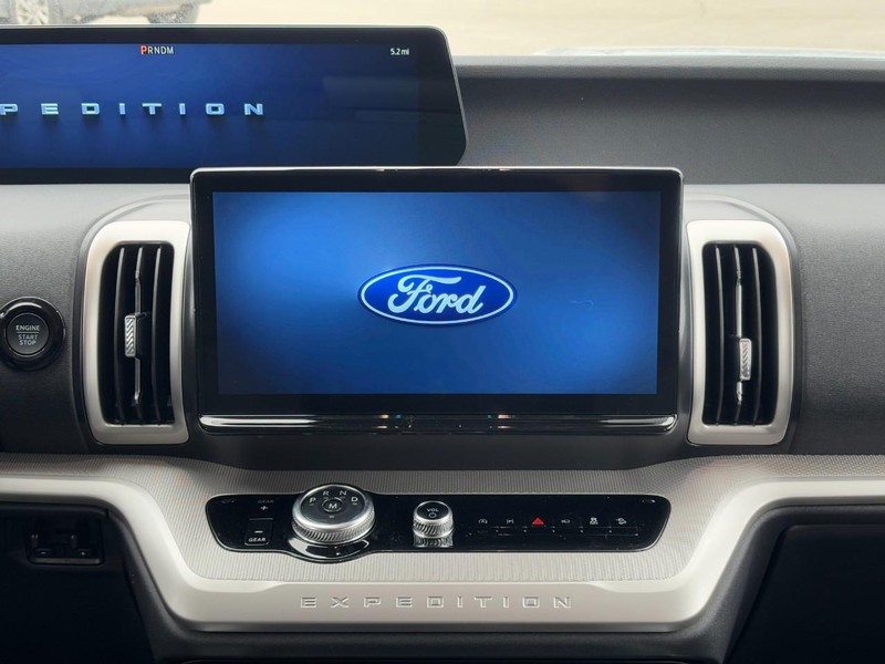 Ford Expedition Max Vehicle Full-screen Gallery Image 9