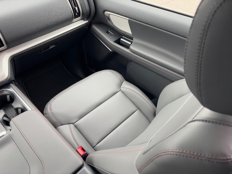 Ford Expedition Max Vehicle Full-screen Gallery Image 10