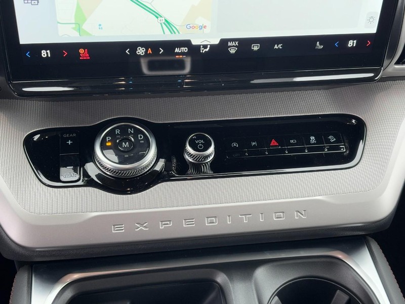 Ford Expedition Max Vehicle Full-screen Gallery Image 18