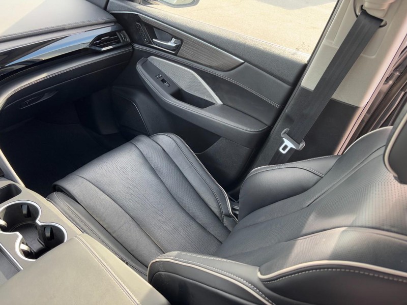 Acura MDX Vehicle Full-screen Gallery Image 15