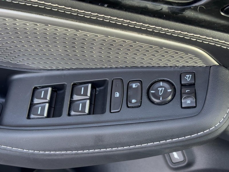 Acura MDX Vehicle Full-screen Gallery Image 24