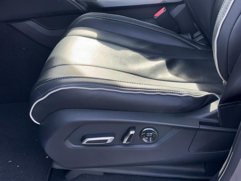 Acura MDX Vehicle Full-screen Gallery Image 26