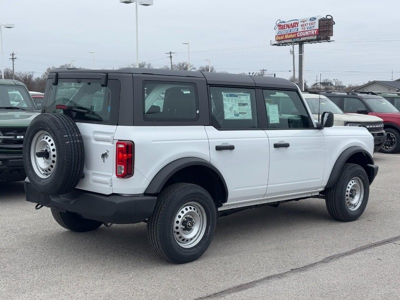 Ford Bronco Vehicle Full-screen Gallery Image 3