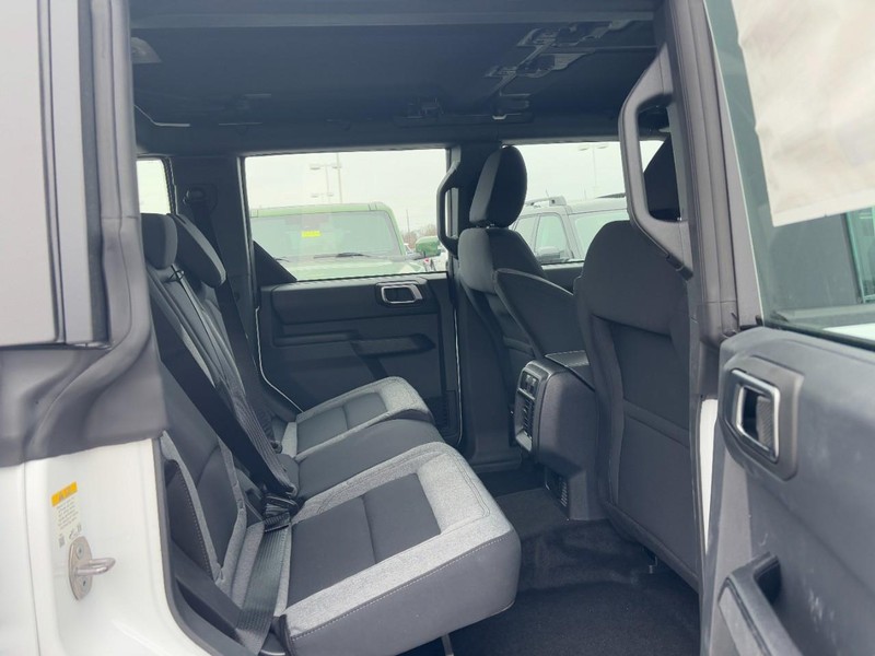 Ford Bronco Vehicle Full-screen Gallery Image 5