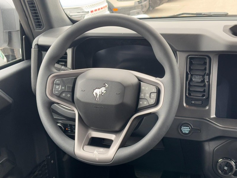 Ford Bronco Vehicle Full-screen Gallery Image 7