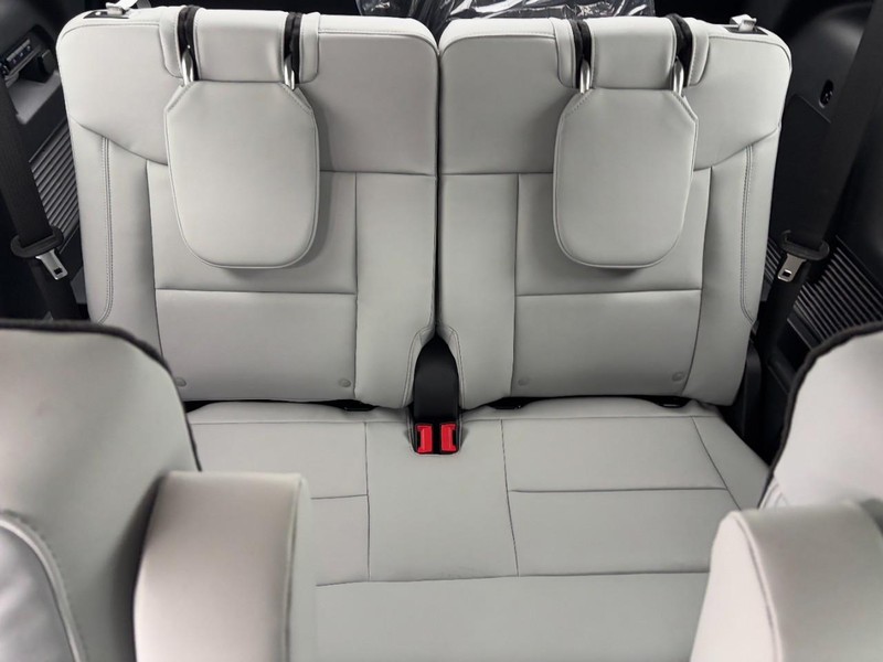 Ford Explorer Vehicle Image 06