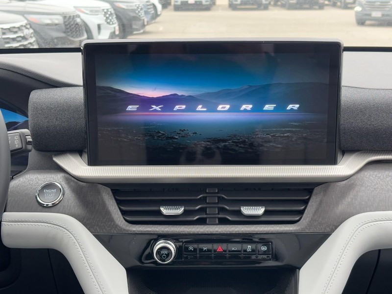 Ford Explorer Vehicle Image 09