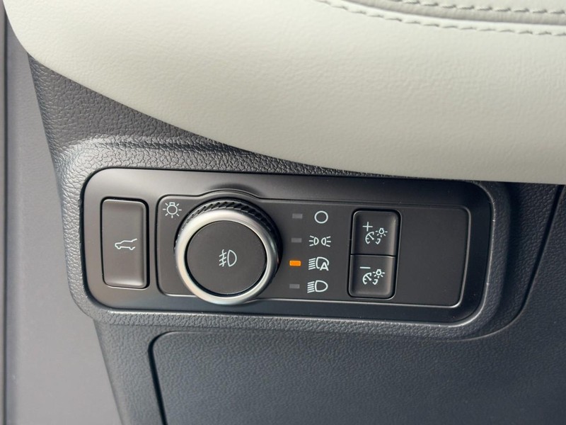 Ford Explorer Vehicle Image 11