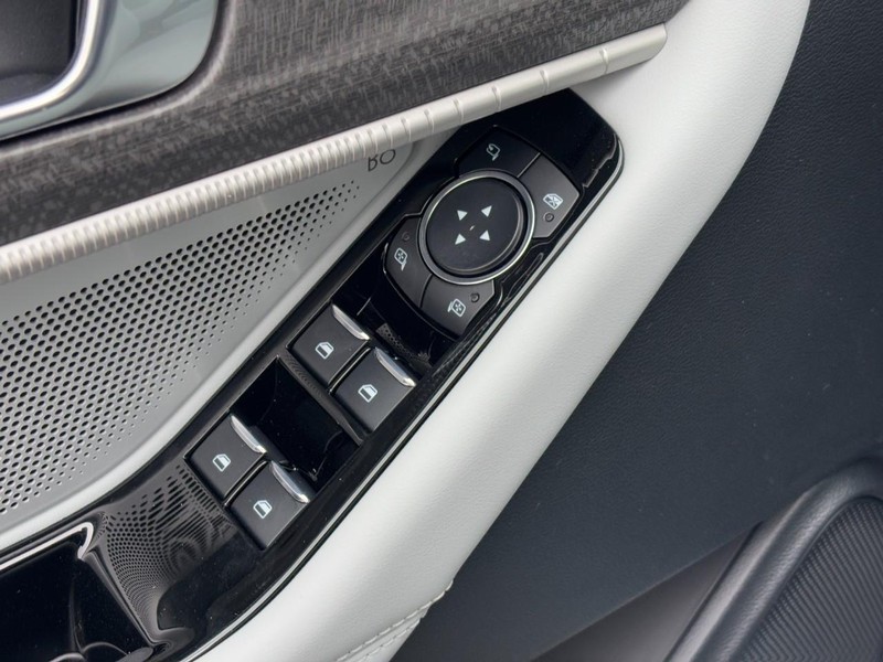 Ford Explorer Vehicle Image 18