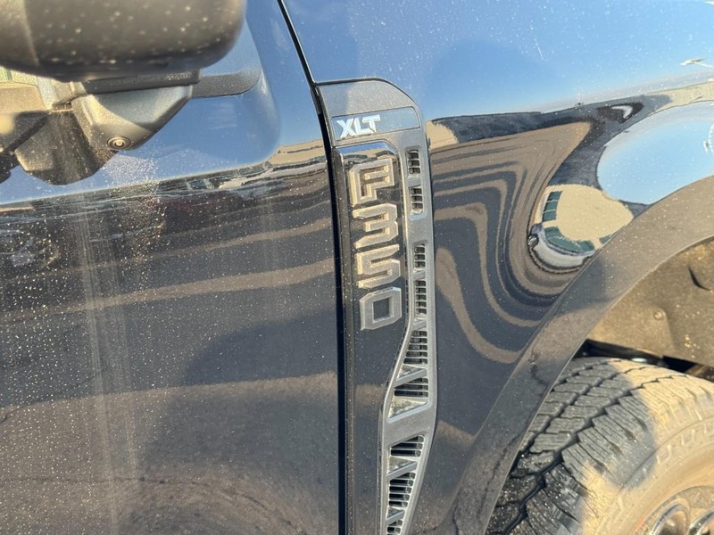 Ford Super Duty F-350 SRW Vehicle Image 12