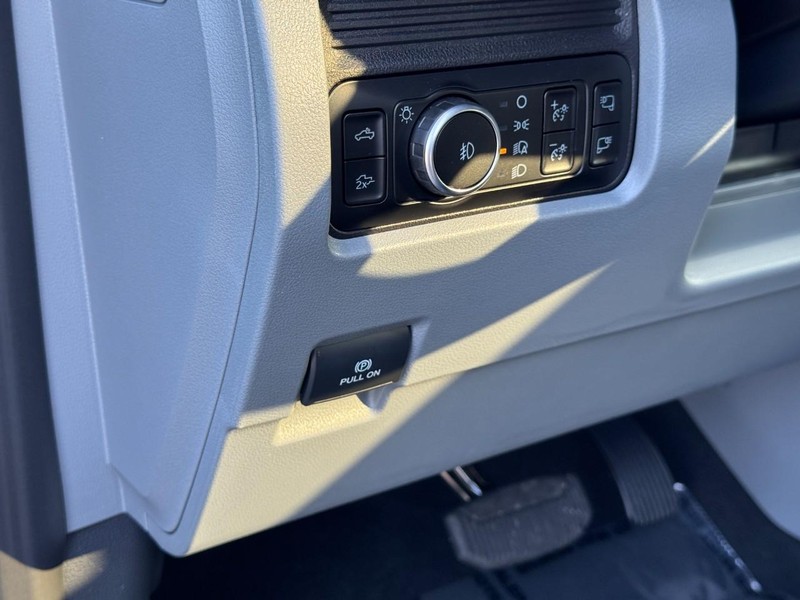 Ford Super Duty F-350 SRW Vehicle Image 14