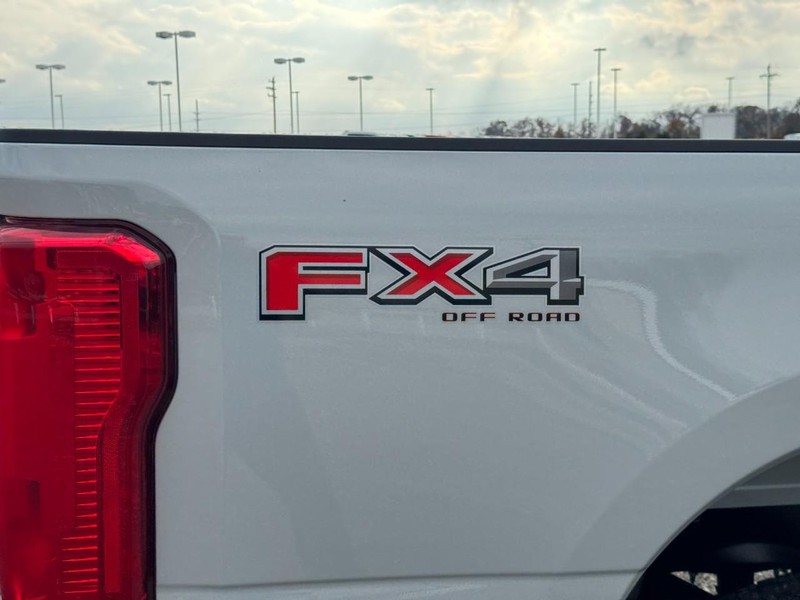 Ford Super Duty F-350 SRW Vehicle Image 04