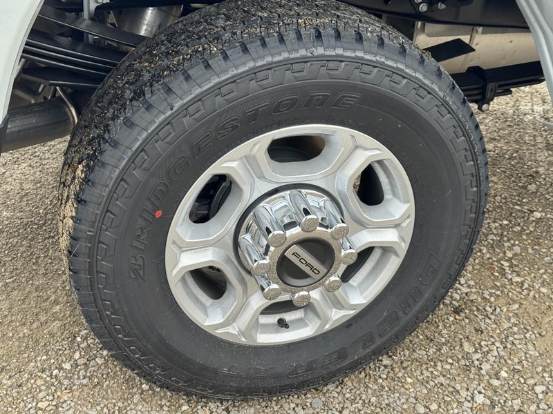Ford Super Duty F-350 SRW Vehicle Image 05