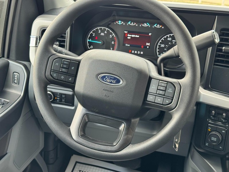 Ford Super Duty F-350 SRW Vehicle Image 08